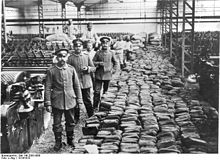 Le pain est un aliment stratégique durant les guerres : farine et pains entreposés dans une filature par l'armée allemande pour ses soldats du front de l'Est, en 1914.