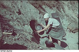 Ung kvinne lager mat ute Foto: Bundesarchiv, Bild 169-0351 / CC-BY-SA 3.0