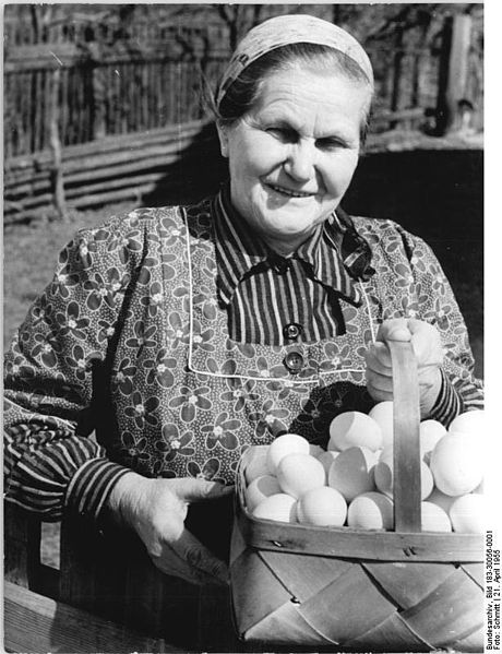 File:Bundesarchiv Bild 183-30056-0001, Neu-Lübben, Bäuerin mit Eierkorb.jpg
