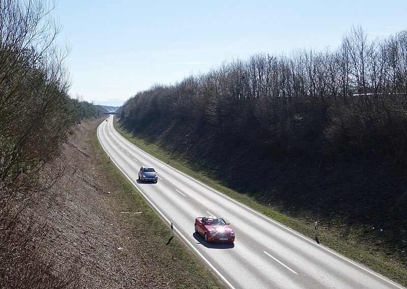 File:Bundesstraße 17 bei Schongau von der Köllenweg-Brücke Richtung Süden.jpg