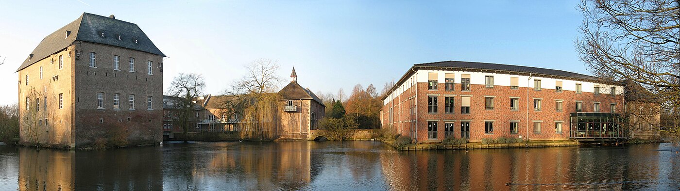 Kasteelpanorama: herenhuis (links), binnen- voorburcht (midden) en buiten-voorburcht (rechts