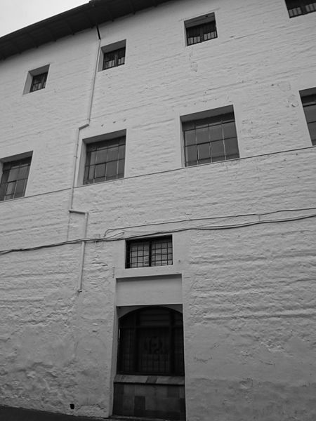 File:Calle Cuenca, Quito (antique, black and white).jpg