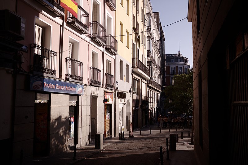 File:Calle de San Bartolomé, Madrid.jpg