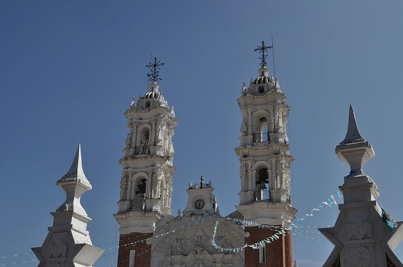 File:Campanarios desde la entrada.JPG