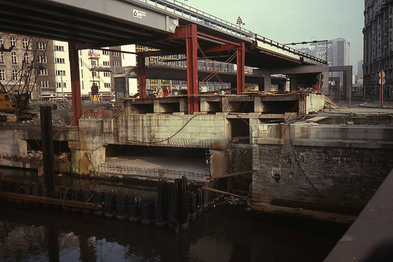 File:Canal metro crossing works.jpg