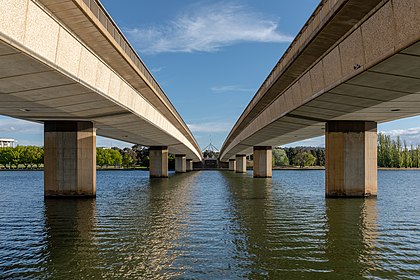 Vista da ponte da Avenida Commonwealth (Commonwealth Avenue Bridge) sobre o lago Burley Griffin, Camberra, Austrália (definição 6 647 × 4 431)