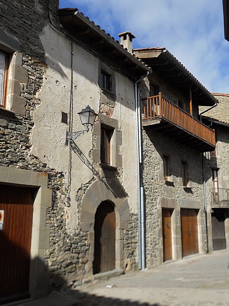 File:Carrer Palau 6 i 8, Rupit.JPG