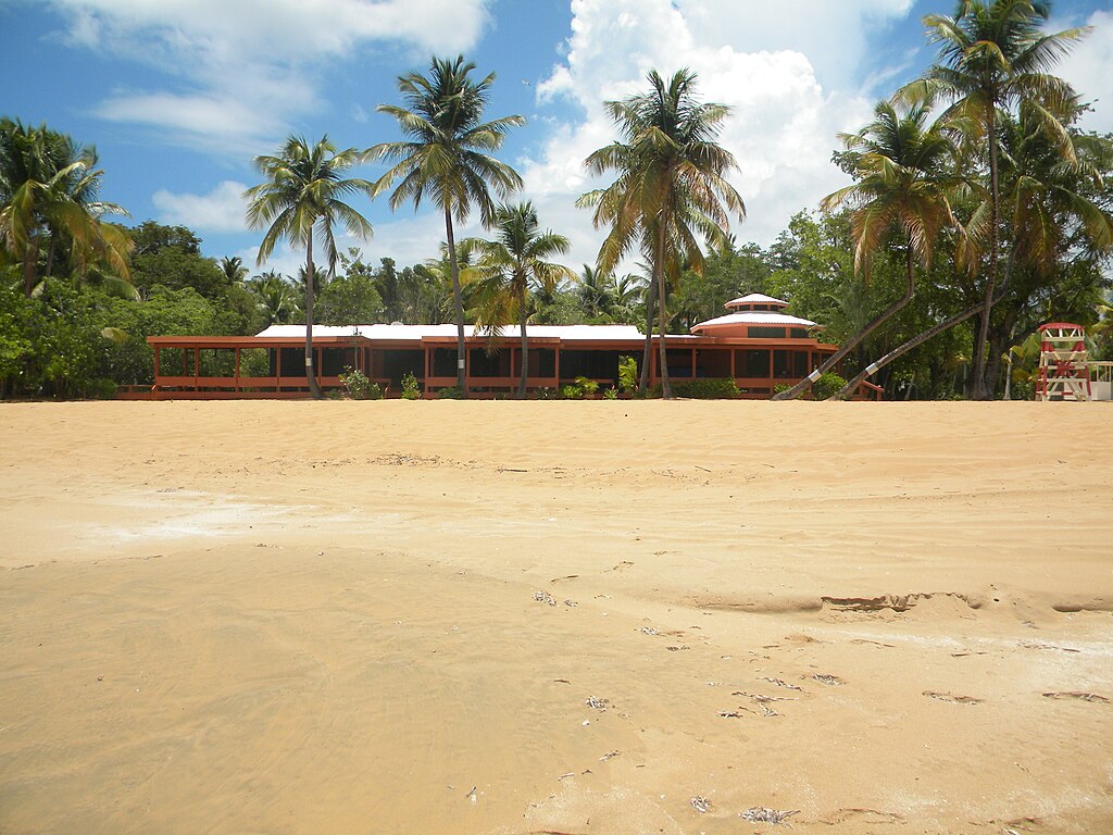 Archivo:Casa de Playa del Gobernador de Puerto Rico.JPG - Wikipedia, la enciclopedia libre