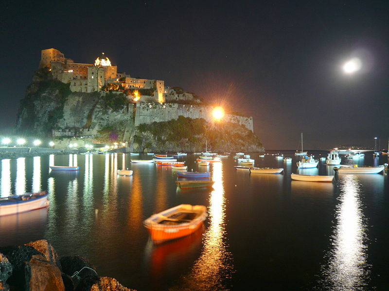 File:Castello Aragonese di notte.JPG