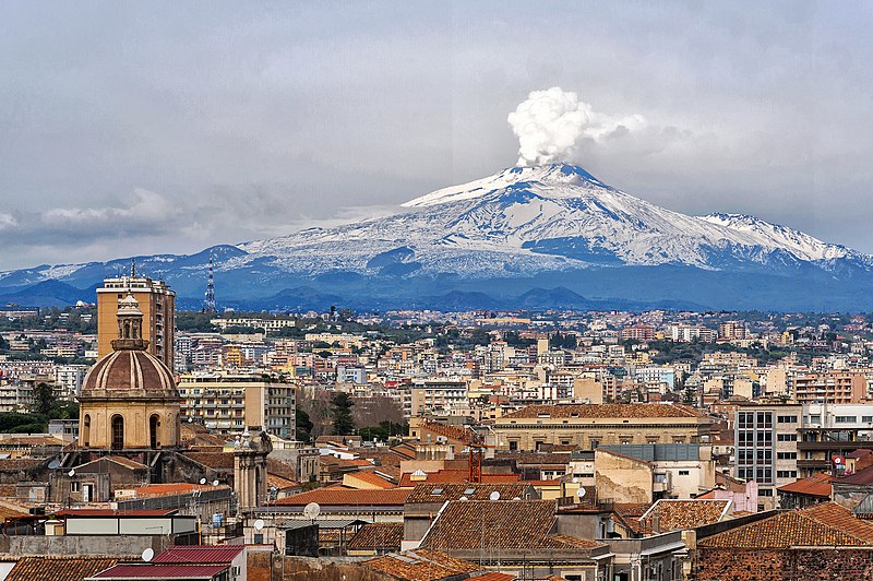 File:Catania vista dall'alto e il vulcano Etna a sovrastarla.jpg