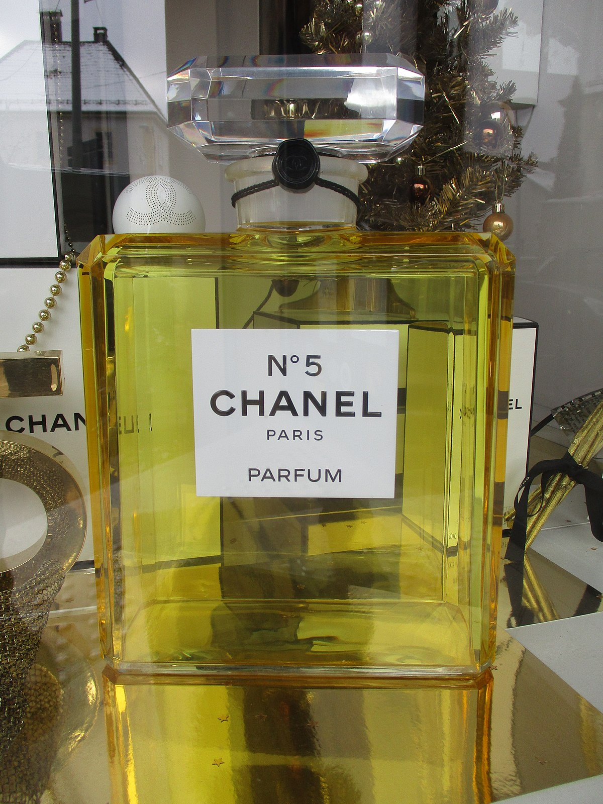 File:Chanel N°5 - 1.jpg - Wikimedia Commons