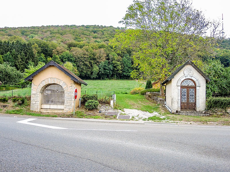 File:Chapelles, entrée nord de Vellerot-lès-Belvoir.jpg