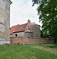 English: Church of Saint George in Hradešín, Kolín District, the Czech Republic. Čeština: Kostel svatého Jiří s rotundou v obci Hradešín, okres Kolín. This is a photo of a cultural monument of the Czech Republic, number: 32096/2-726. Památkový katalog  · MIS  · hledat obrázky  · hledat seznamy  · Wikidata