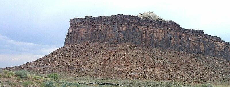 File:Cliff in Canyonlands along Utah 211 showing (from top to bottom) Navajo, Kayenta, Wingate, Chinle and Moenkopi formations.jpeg