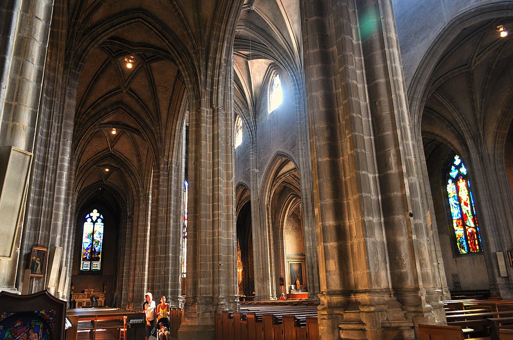 Columnas de la Catedral de Notre-Dame-de-l'Annonciation de Bourg-en-Bresse.JPG