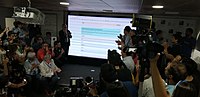 Desarrollo de la jornada dentro del Centro de Computos de la consulta ciudadana en las instalaciones de la Universidad de Santiago. En la imagen se aprecia la presentación del primer conteo de votos de la consulta ciudadana.