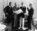 バスコム・スレンプ（右から2番目）がクーリッジの個人秘書に就任（1923年9月4日）