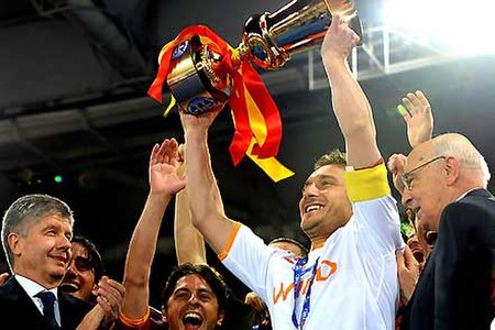 Totti lifts the 2007–08 Coppa Italia trophy presented to him by President of Italy Giorgio Napolitano (right).