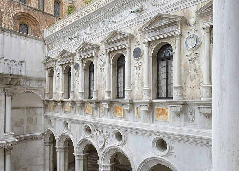 File:Courtyard of the Doges Palace Venice Renaissance windows.jpg