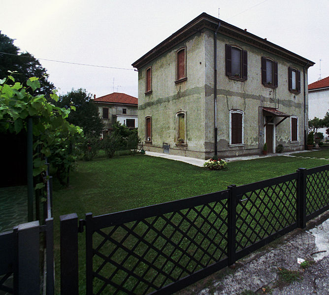 File:Crespi d’Adda, a worker’s house (Ian Spackman 2007-007-37).jpg