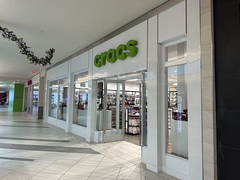 File:Crocs Store Dadeland Mall, Miami FL 1 December 2022.jpg