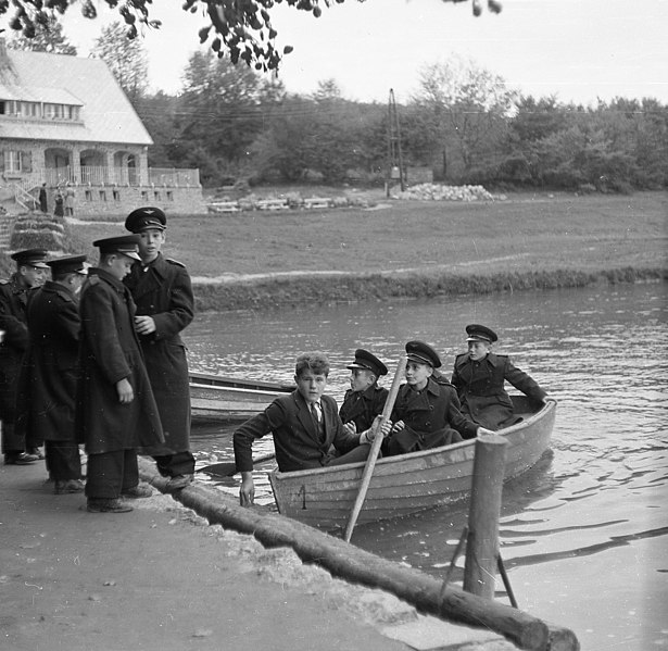 File:Csónakázótó, háttérben a turistaház (ma Denevér Múzeum). Fortepan 29230.jpg