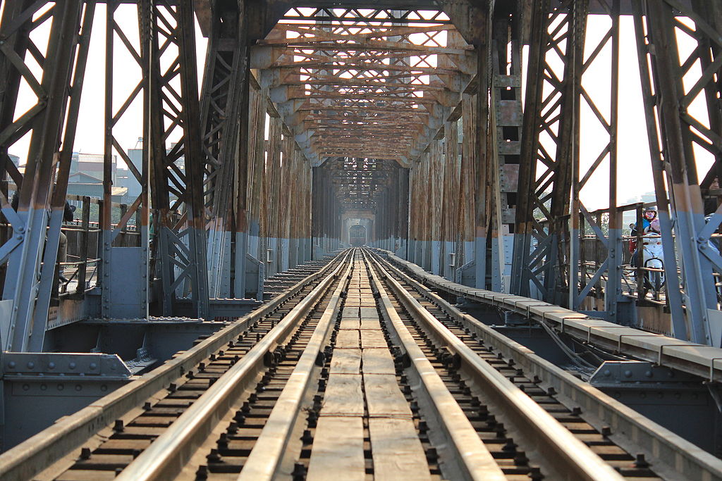 Chemin ferroviaire sur le pont Long Bien d'Hanoi - Photo de Minhquangdo