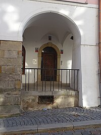 Kamenný portál s klenákem