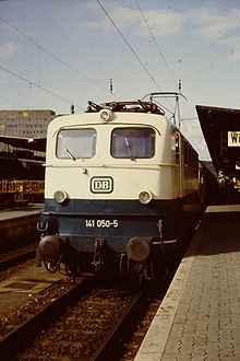 141 050 mit Einfachlampen und Griffstange in ozeanblau/beige, Würzburg Hbf 1983