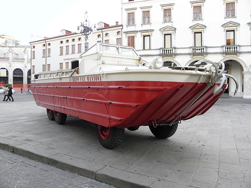 File:DUKW Vigili del Fuoco.jpg