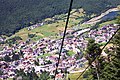 Pohled z kabiny lanovky na město a jezero Andalo