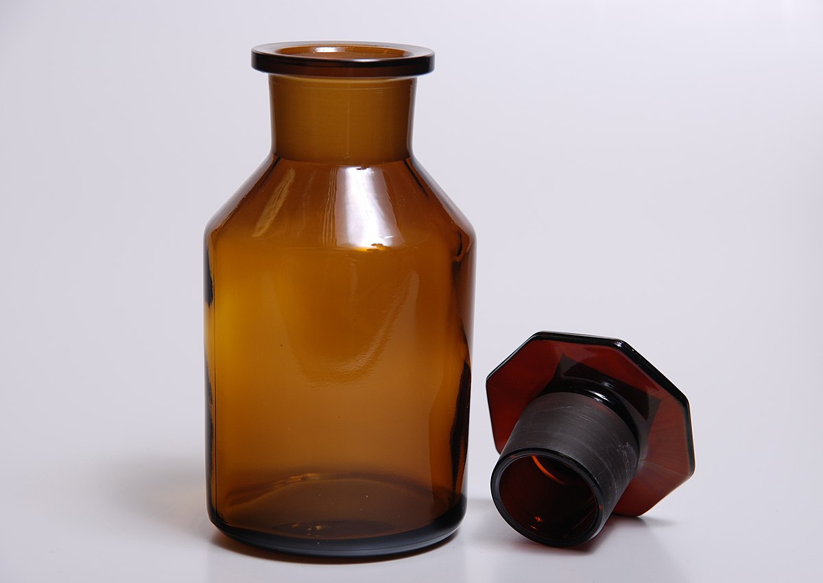 https://upload.wikimedia.org/wikipedia/commons/thumb/b/b9/Dark_bottle_with_ground_glass_plug.jpg/1200px-Dark_bottle_with_ground_glass_plug.jpg