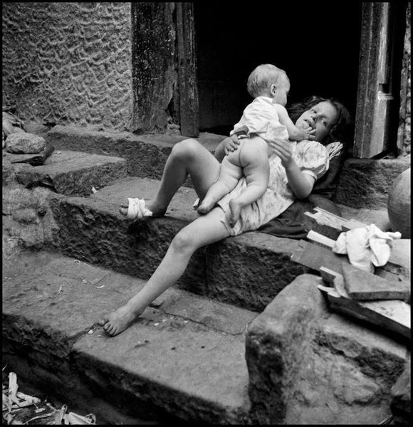 File:David Seymour - Giocare a fare la mamma.jpg