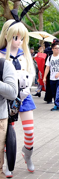 File:Destroyer Shimakaze Fleet Girl Cosplayer with Twin-Gun Chan Doll at CWT41 20151212 3.jpg