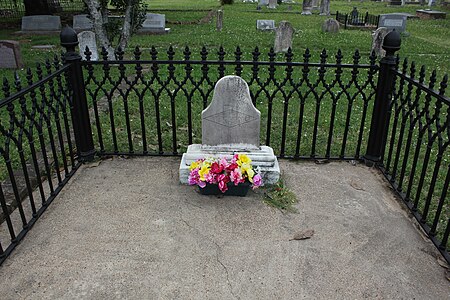 Diamond Bessies Grave, Jefferson, Texas (7347458410).jpg