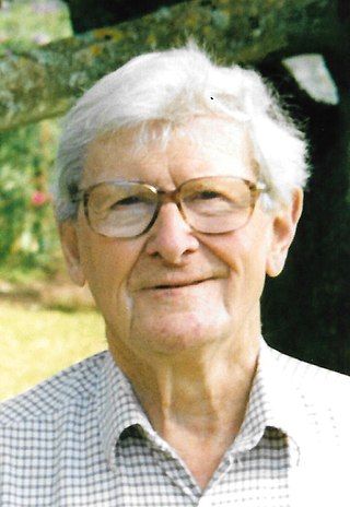 <span class="mw-page-title-main">Dick King-Smith</span> English writer of childrens books (1922–2011)