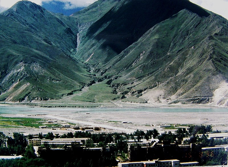 File:Dissected alluvial fan and Lhasa River - panoramio.jpg