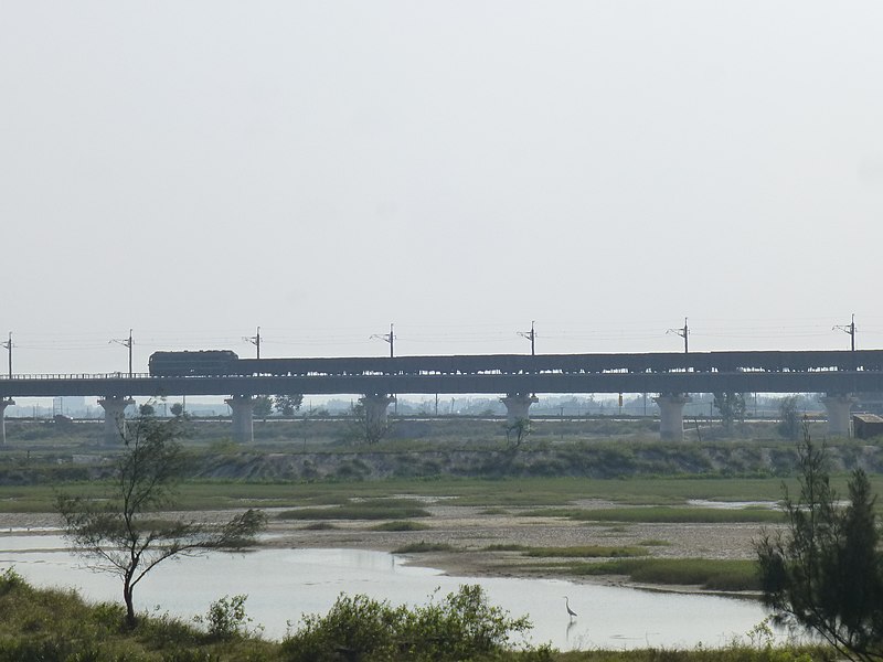File:Donghai Island - P1580278 - north shore - railway.JPG