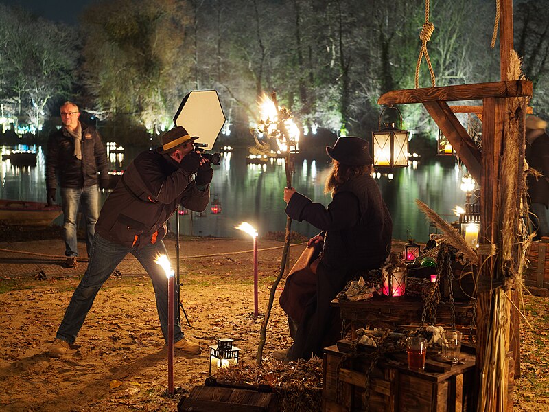 File:Dortmund Fredenbaumpark medieval market photographer.jpg