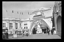 Unlike the bright colors found in other parks, Dreamland was painted white. Dreamland Coney Island Eugene Wemlinger 1907 Brooklyn Museum.jpg