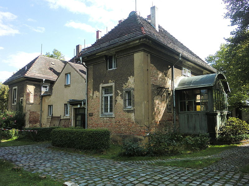 File:Dresden, Äußerer Matthäusfriedhof, Wohn-u Dienstgebäude,.JPG