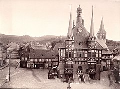 E.317 Wernigerode Rathaus mit Gebirgshintergrund 1893.jpg