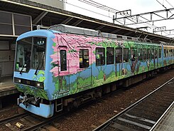 「ギャラリートレイン・こもれび」 塗装変更時にスカートが追加されている 815号車西側と816号車東側（左）は春と夏、815号車東側と816号車西側（右）は秋と冬が表現されている