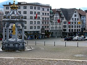 Rue principale avec mairie et place du monastère (2009)