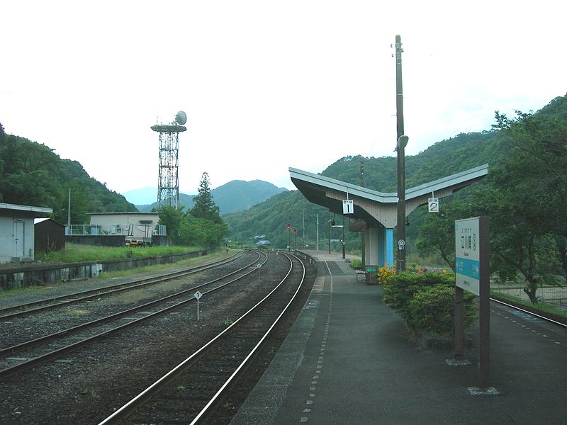 File:Ekawasaki-Station-Platform-20100525.jpg