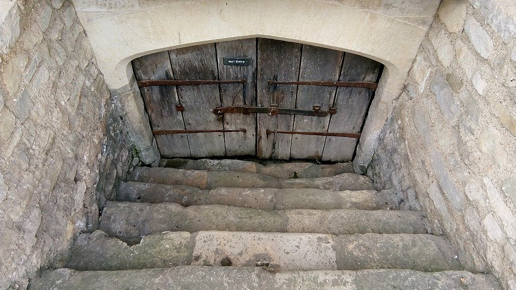1024px-Entrance_to_the_Undercroft_at_the