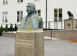 Erik August Bolinder framför gården.