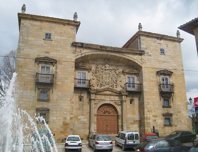 Frontera d'o palacio de Chiloeches en Espinosa de los Monteros