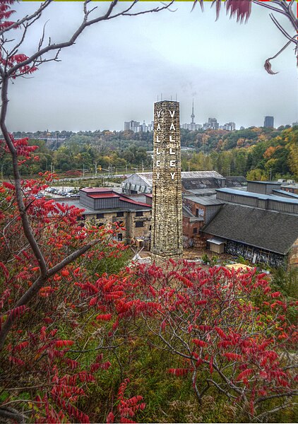 422px-EvergreenBrickworks_from_hilltop_w