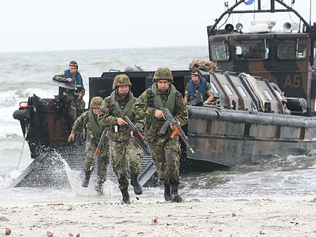 Tập tin:Exercitiu de debarcare a infanteristilor marini pe plaja de la Vadu.jpg